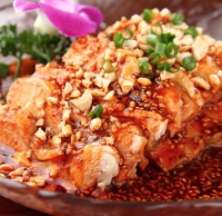 蒸し鶏の特製ソースかけ⇒580円