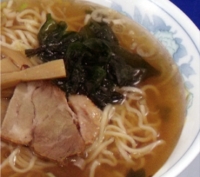 ラーメン⇒700円, 定番のしょう油味。さっぱり塩味。お好みでお選び下さい