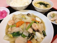 海老入り野菜の塩炒め⇒880円, ライス・スープ・漬け物付
