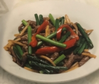 【42】ニンニクの芽と細切り牛肉の炒め⇒900円, 中国語：蒜苗牛肉丝